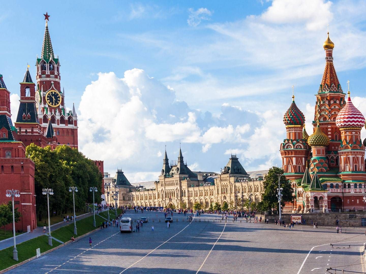Roter Platz in Moskau mit Kreml (rechts) und der Basilikus-Kathedrale | Foto: picture alliance / pressefoto_korb | Micha Korb