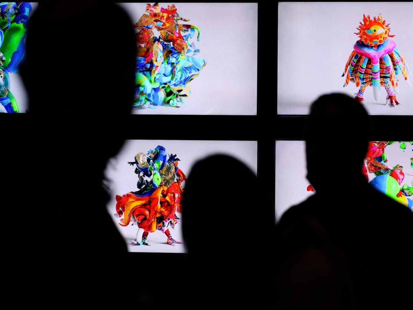 På Art Dubai, der er Mellemøstens største kunstmesse kunne købere i år for første gang opleve digitale værker. Her er det Uta Bekaia x Denis Davydovs værk Sacred Creature Bajbaja - Svadhisthanas Family. | Foto: KARIM SAHIB/AFP / AFP