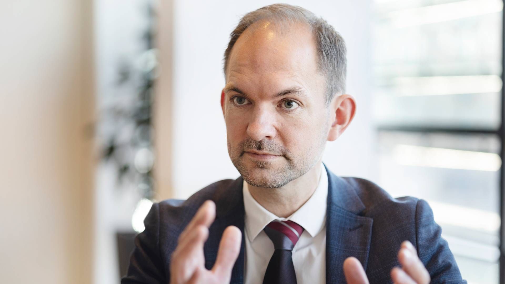 Skatteminister Jeppe Bruus mener, at kreativiteten i leasingbranchen er lidt for stor. | Foto: Gregers Tycho/Ritzau Scanpix