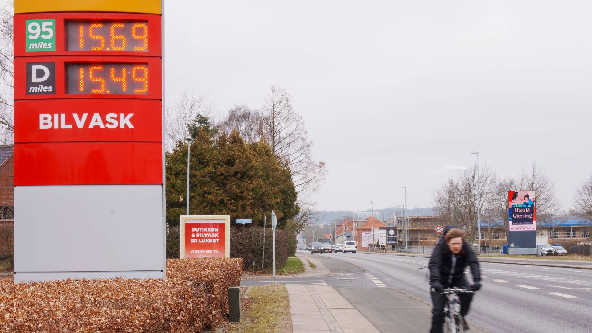 Dyrere priser på benzin og diesel er med til at gøre forbrugerne mere bekymrede. | Foto: Bo Amstrup/Ritzau Scanpix