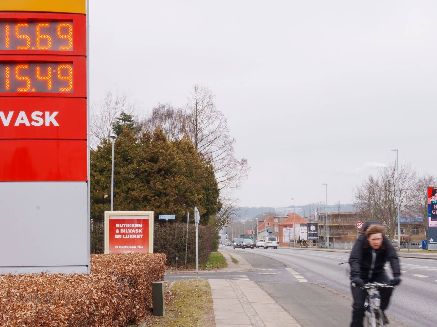 Dyrere priser på benzin og diesel er med til at gøre forbrugerne mere bekymrede. | Foto: Bo Amstrup/Ritzau Scanpix
