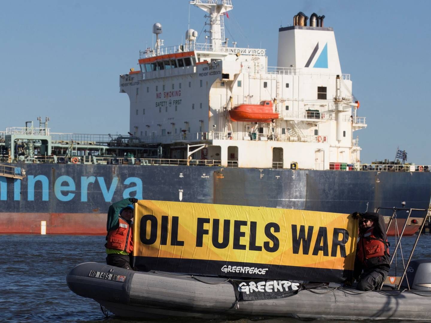 Med ordene "Oil fuels war" ønsker organisationen Greenpeace at protestere imod Ruslands salg af olie til EU-landene. Her er det nær et tankskib i New Jersey. | Foto: BJOERN KILS/REUTERS / X07507