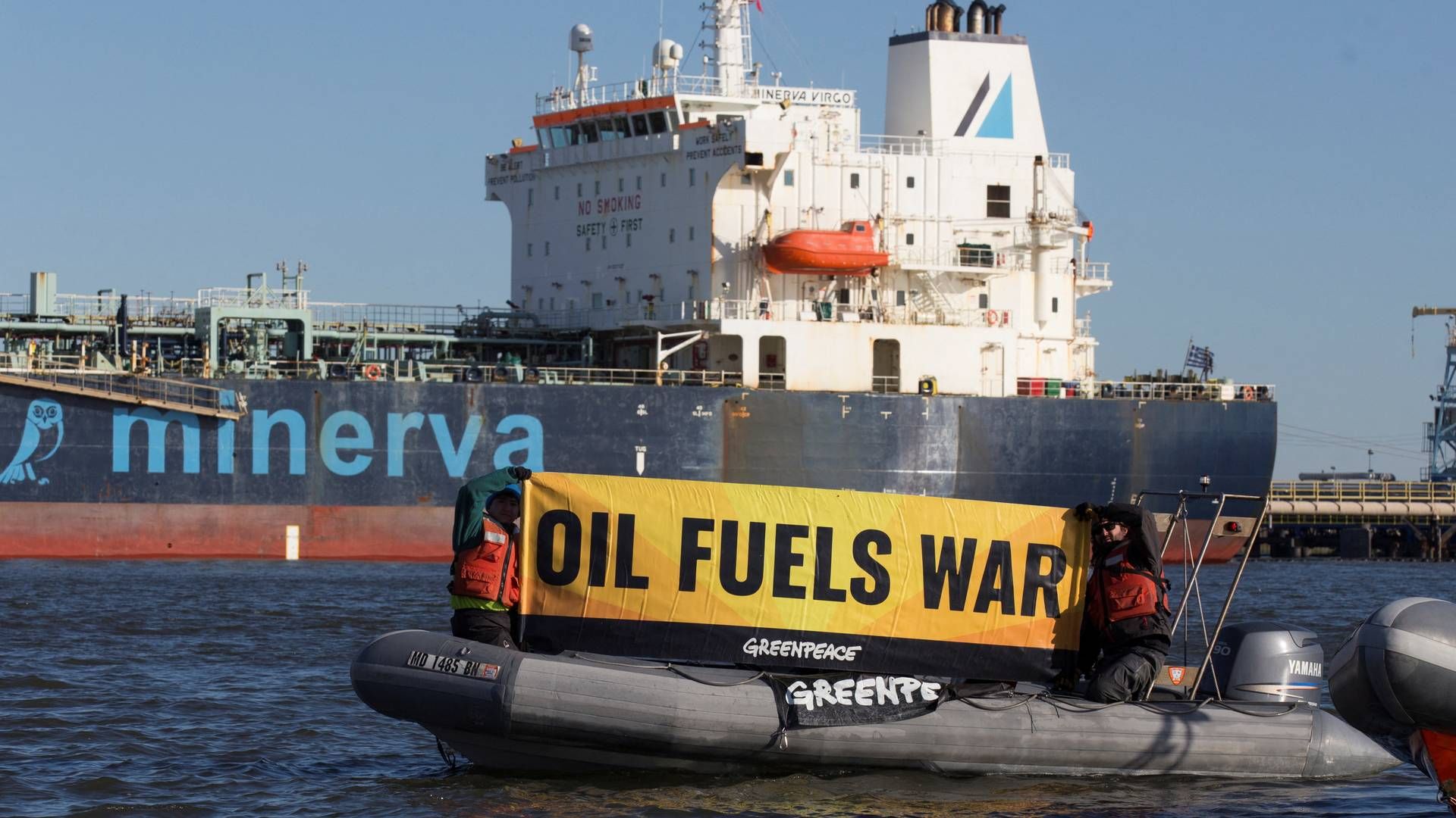 Med ordene "Oil fuels war" ønsker organisationen Greenpeace at protestere imod Ruslands salg af olie til EU-landene. Her er det nær et tankskib i New Jersey. | Foto: Bjoern Kils/Reuters/Ritzau Scanpix
