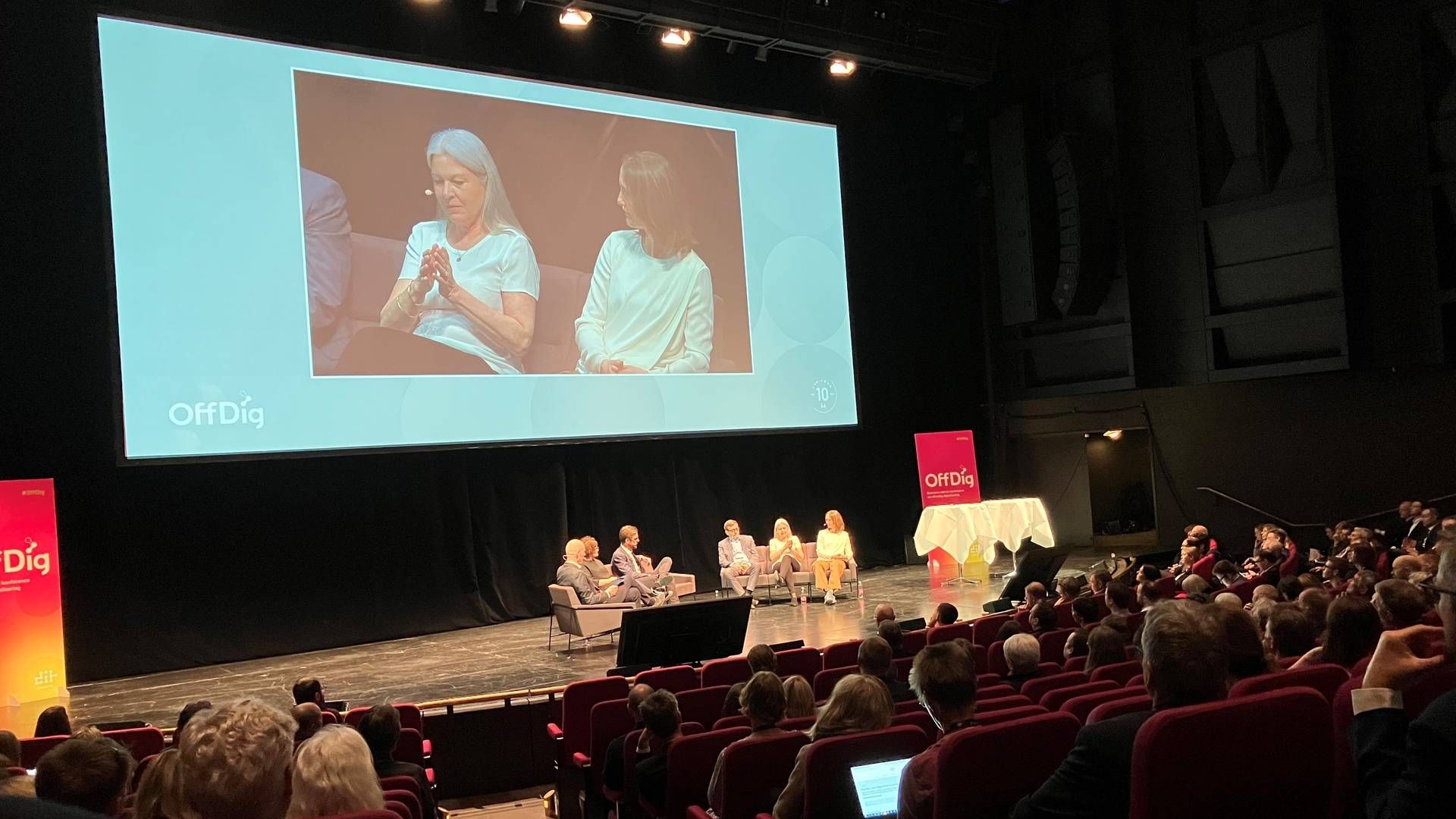 Åbningsdebat til OffDig2022. Storskærmen viser formanden for Dansk IT, Lisa Herold Ferbing (tv) og Katrine Winding, direktør i Digitaliseringsstyrelsen. | Foto: Thomas Bruun Funch