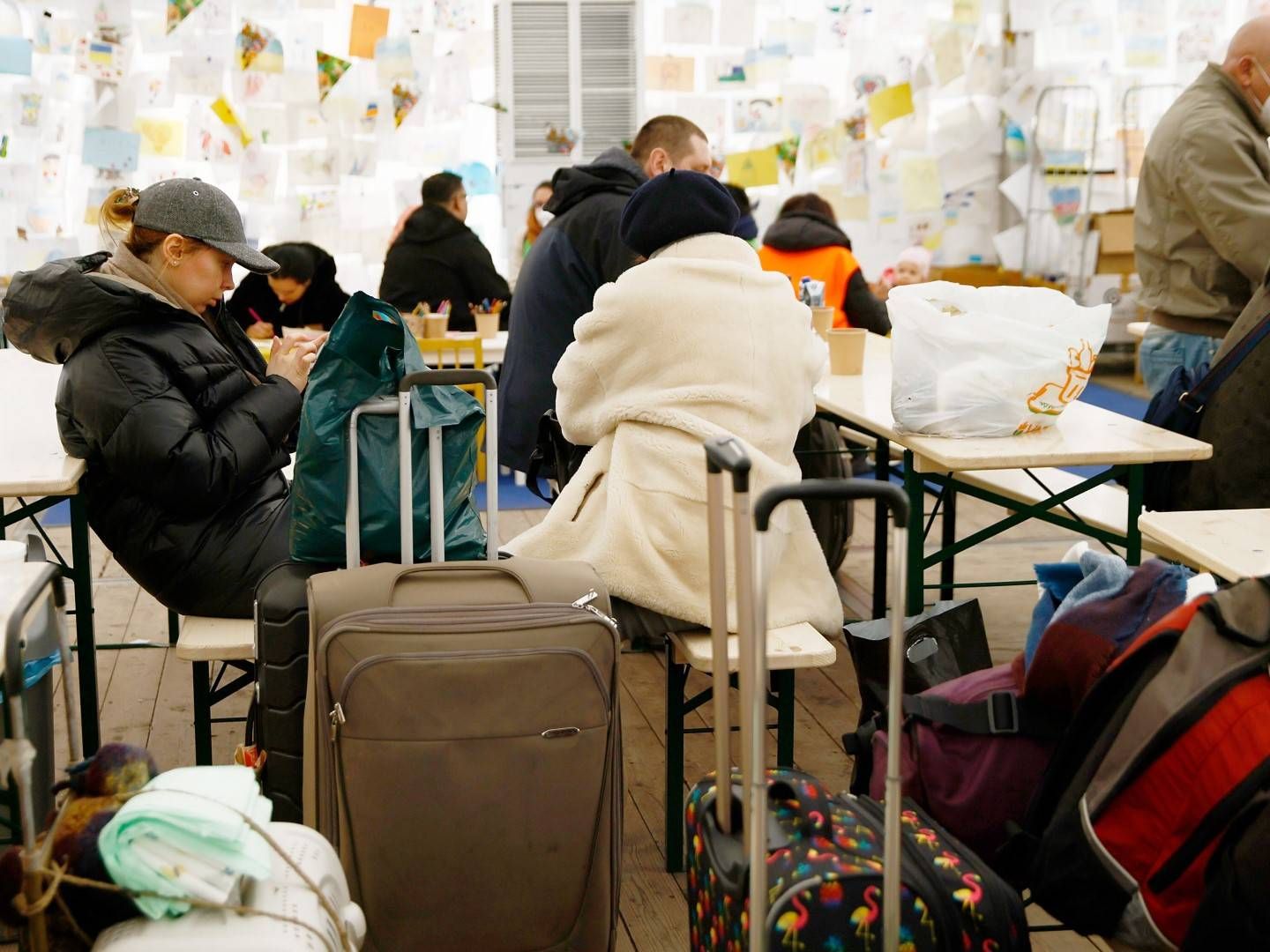 Kriegsflüchtlinge aus der Ukraine warten in der "Welcome Hall Land Berlin" am Hauptbahnhof. | Foto: picture alliance/dpa | Carsten Koall