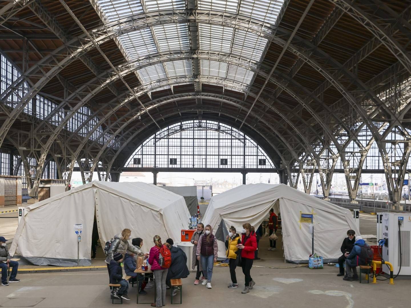 Geflüchtete aus der Ukraine vor einer Notunterkunft auf dem Leipziger Hauptbahnhof. | Foto: picture alliance/dpa/dpa-Zentralbild | Jan Woitas