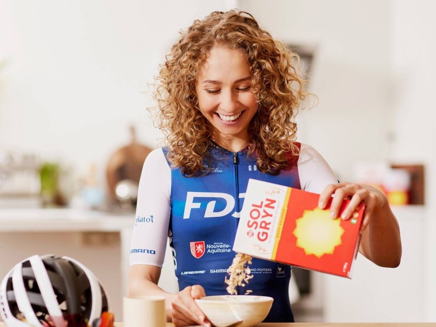 Cykelrytteren Cecilie Uttrup Ludwig indgår i Crispy Foods nye kampagne, der skal sætte ekstra fut i havregrynssalget. | Foto: PR