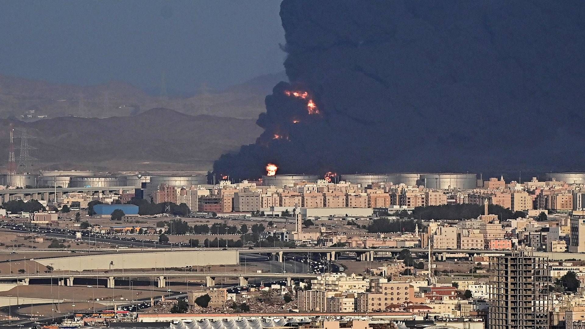 Oliedepotet i Jeddah står i flammer efter et droneangreb. | Foto: Andrej Isakovic/AFP / AFP