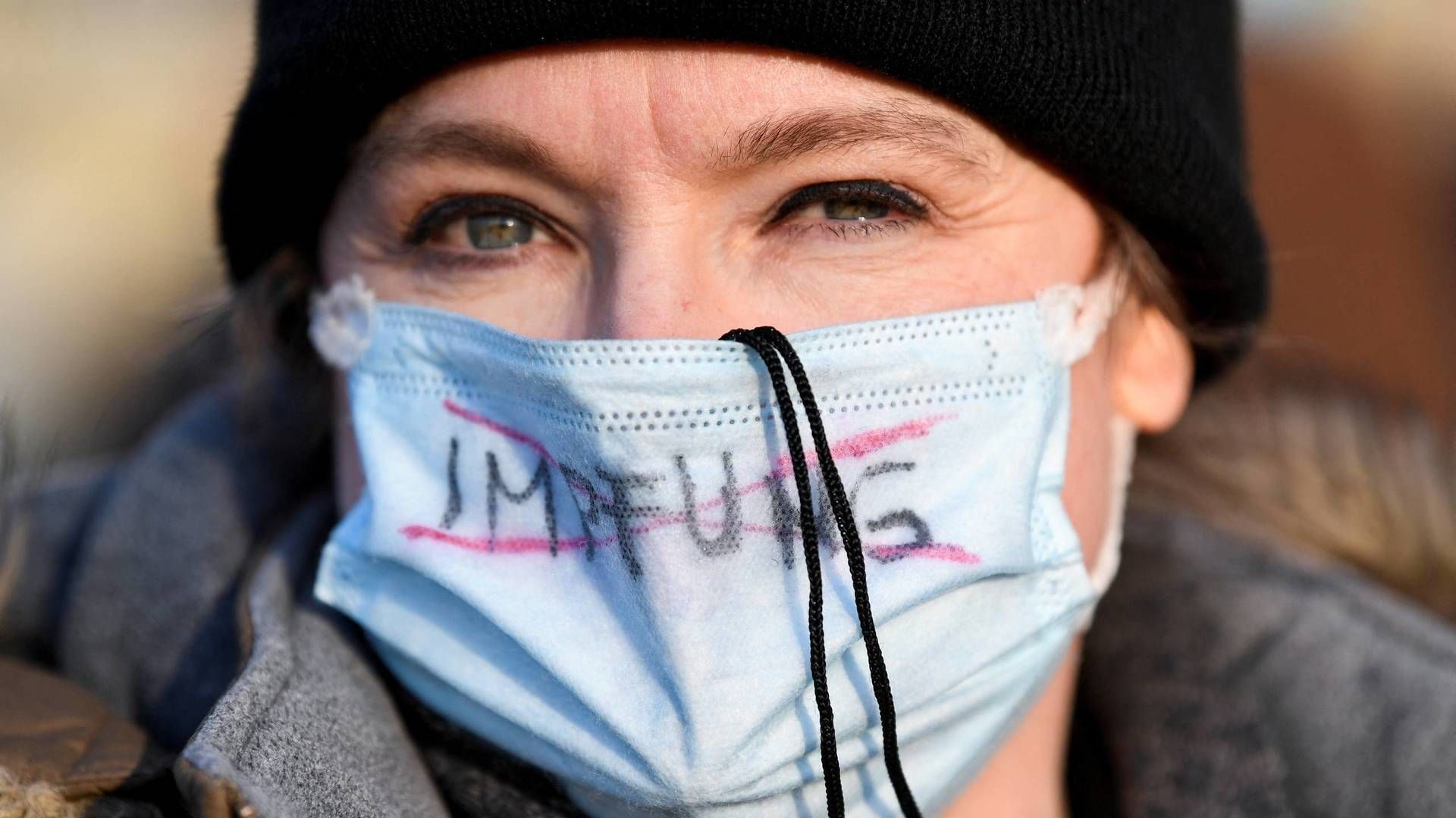 En tysk demonstrant mod covid-19 bærer en maske, hvorpå der er sat et kryds over ordet vaccine – Impfung på tysk. Tyskland er et af de lande, hvor coronasmitten lige nu er tårnhøj. | Foto: Fabian Bimmer/Reuters