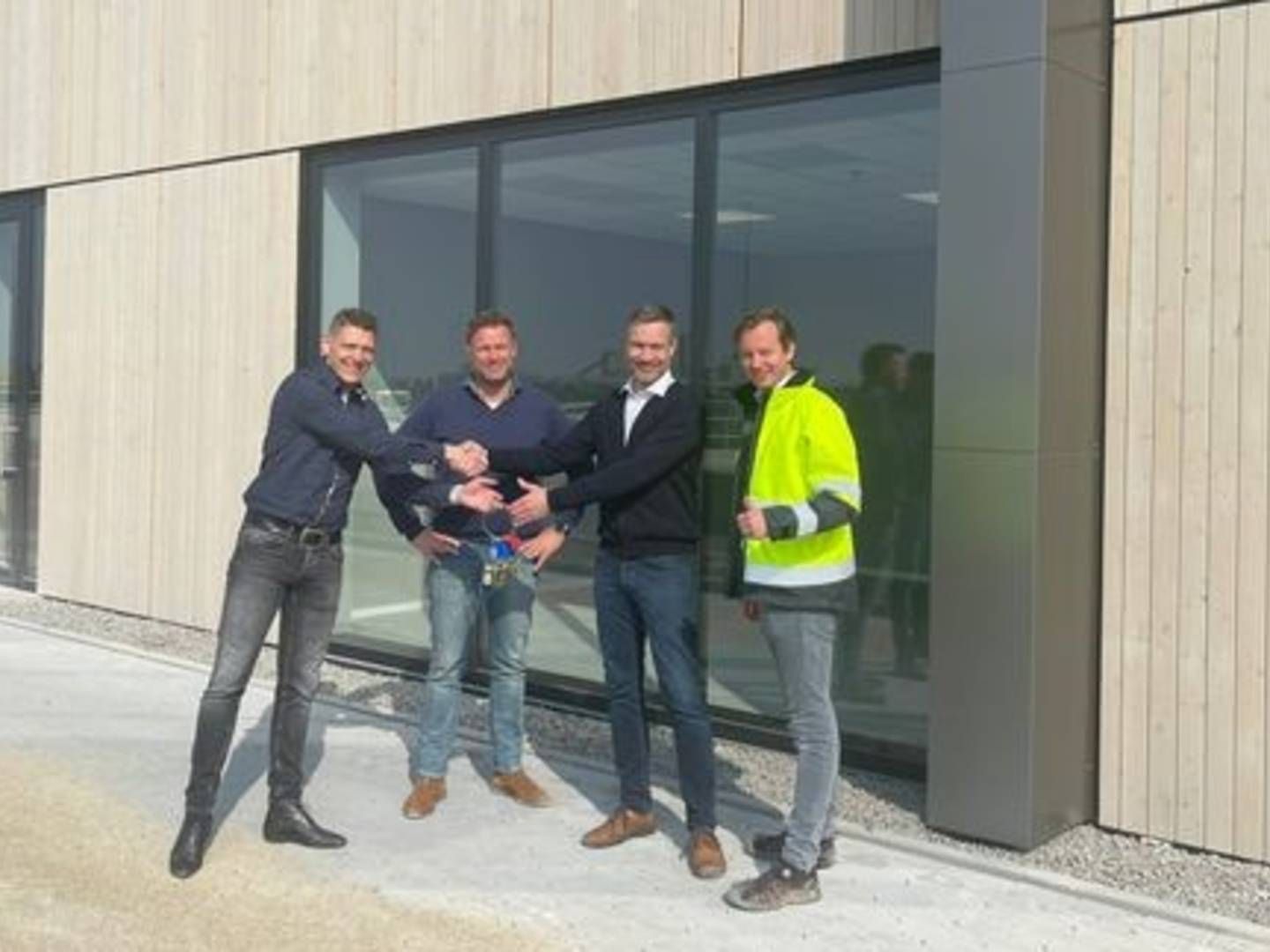 Jesper Skov og Vincent Gusdorf fra Re-Match har været i den hollandske by Tiel for at overtage nøglerne til virksomhedens nye fabrik. | Foto: Re-Match/PR
