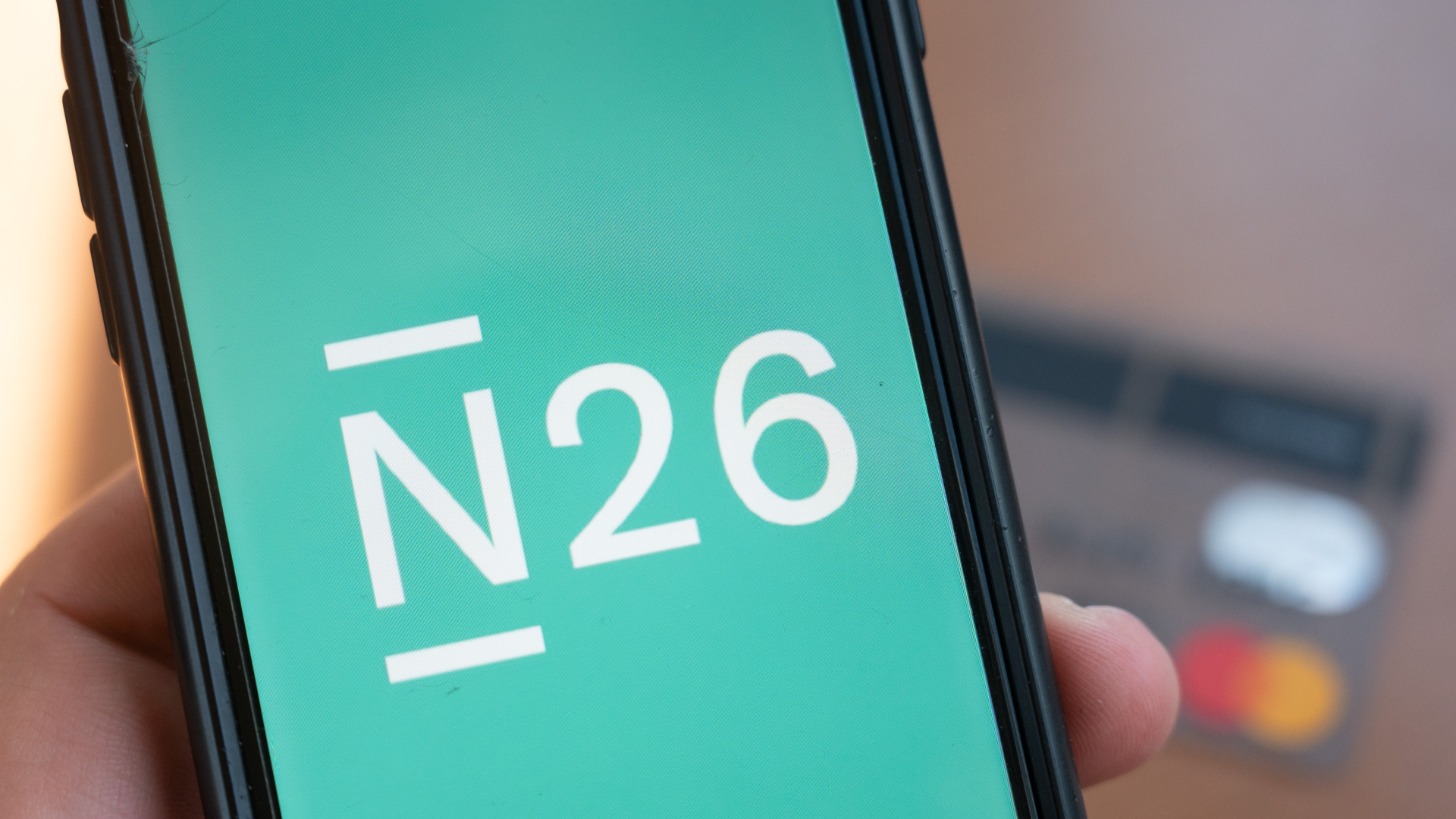 Das Logo von N26 auf einem Smartphone | Foto: picture alliance/dpa | Christophe Gateau