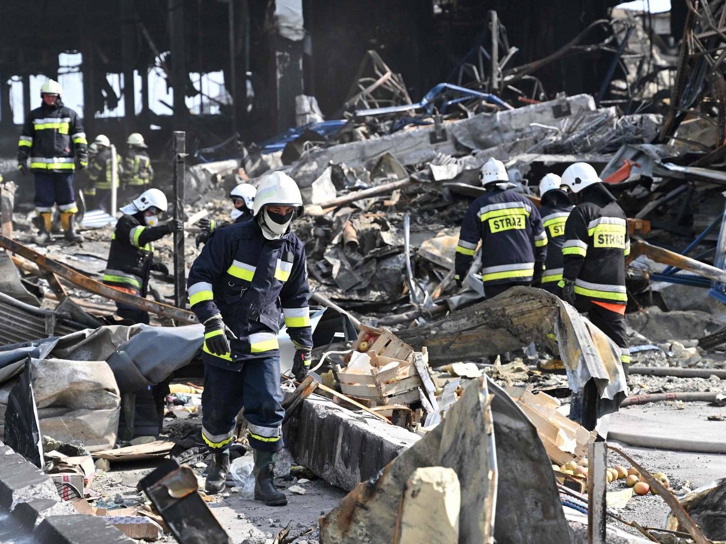 Rescuers clear the rubble of a warehouse containing more than 50, 000 tons of deep-frozen food in the town of Brovary, north of Ukrainian capital of Kyiv, after being destroyed by a Russian rocket strike and shelling, on March 29, 2022. | Photo: Genya Savilov/AFP/Ritzau Scanpix