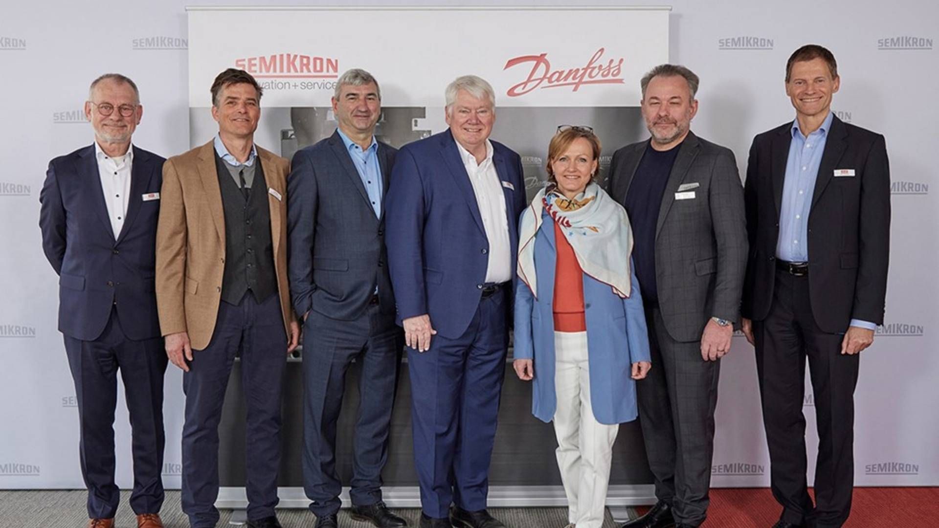 Fra venstre mod højre: Claus Petersen, chef for Danfoss Silicon Power, Dominik Hellbronner, aktionær i Semikron, Karl-Heinz Gaubatz, topchef i Semikron, Jørgen Mads Clausen, aktionær og tidligere formand for Danfoss, Bettina Martin, aktionær i Semikron, Felix Hechtel, chef for Semikrons supervisory board og Kim Fausing, adm. direktør for Danfoss. | Foto: PR / Danfoss