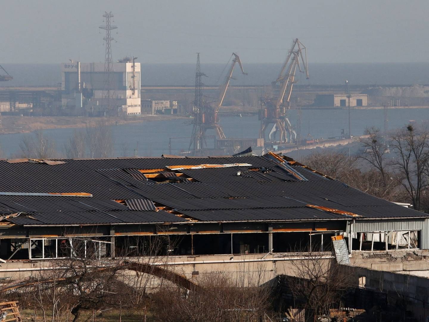 Destroyed buildings in the southern part of Ukrainian port city Mariupol, where ten crewed ships are stranded. | Photo: Alexander Ermochenko/REUTERS / X03560