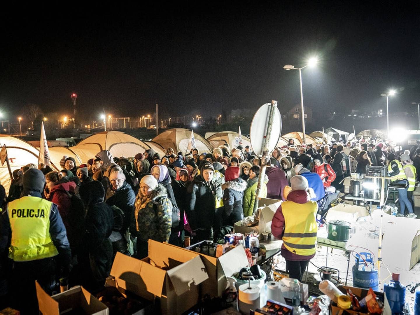 Flygtninge venter på at komme om bord på en bus ved grænseovergangen i det østlige Polen ved grænsen til Ukraine. Danske myndigheder forbereder sig på over 100.000 flygtninge i Danmark, men de kan blive svære at få i job, lyder vurdering. Arkivfoto: Mads Claus Rasmussen/Ritzau Scanpix