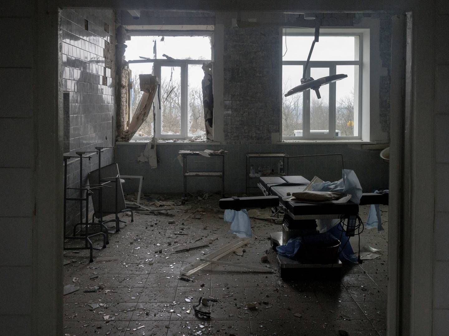 Ansatte på et ukrainsk hospital i Trostyanets siger, at russiske styrker angreb hospitalet under deres belejring af byen, hvor blandt andet operationstuerne tog synlig skade. | Foto: Thomas Peter/REUTERS / X90176