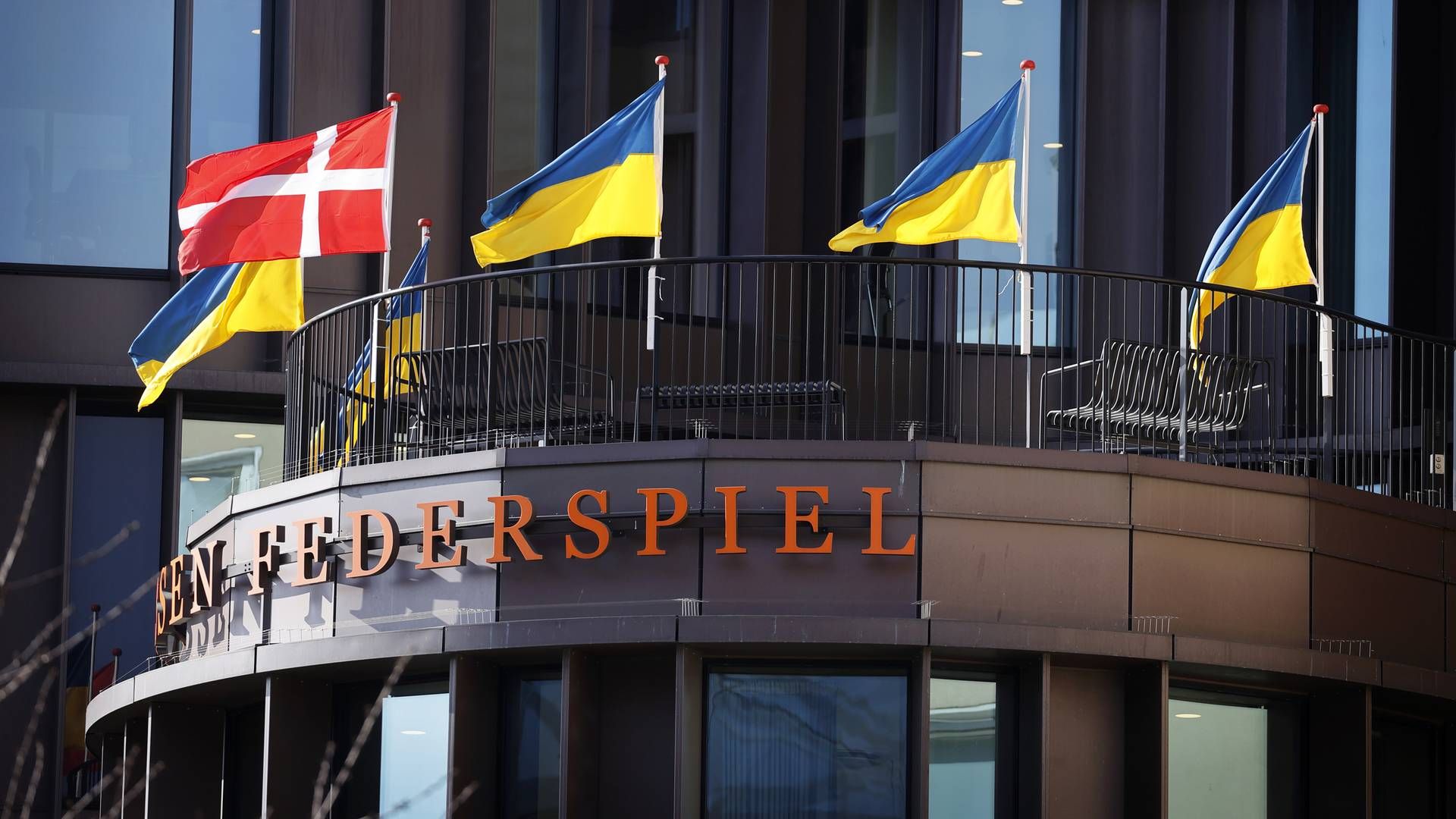 I denne uge landede advokatfirmaet Gorrissen Federspiel et rekordregnskab. Her ses ukraniske og danske flag oven på den bygning, advokatfirmaet holder til i. | Foto: Jens Dresling