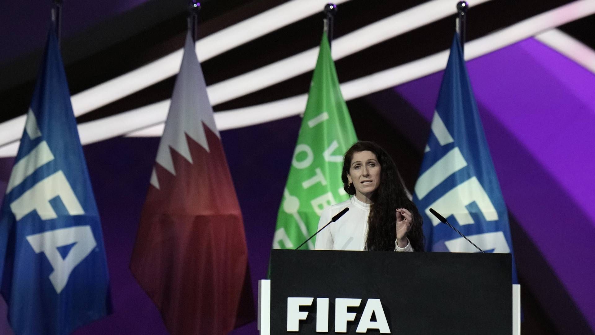 Lise Klaveness på podiet under FIFA-kongressen i Doha. | Foto: AP Photo/NTB/Hassan Ammar