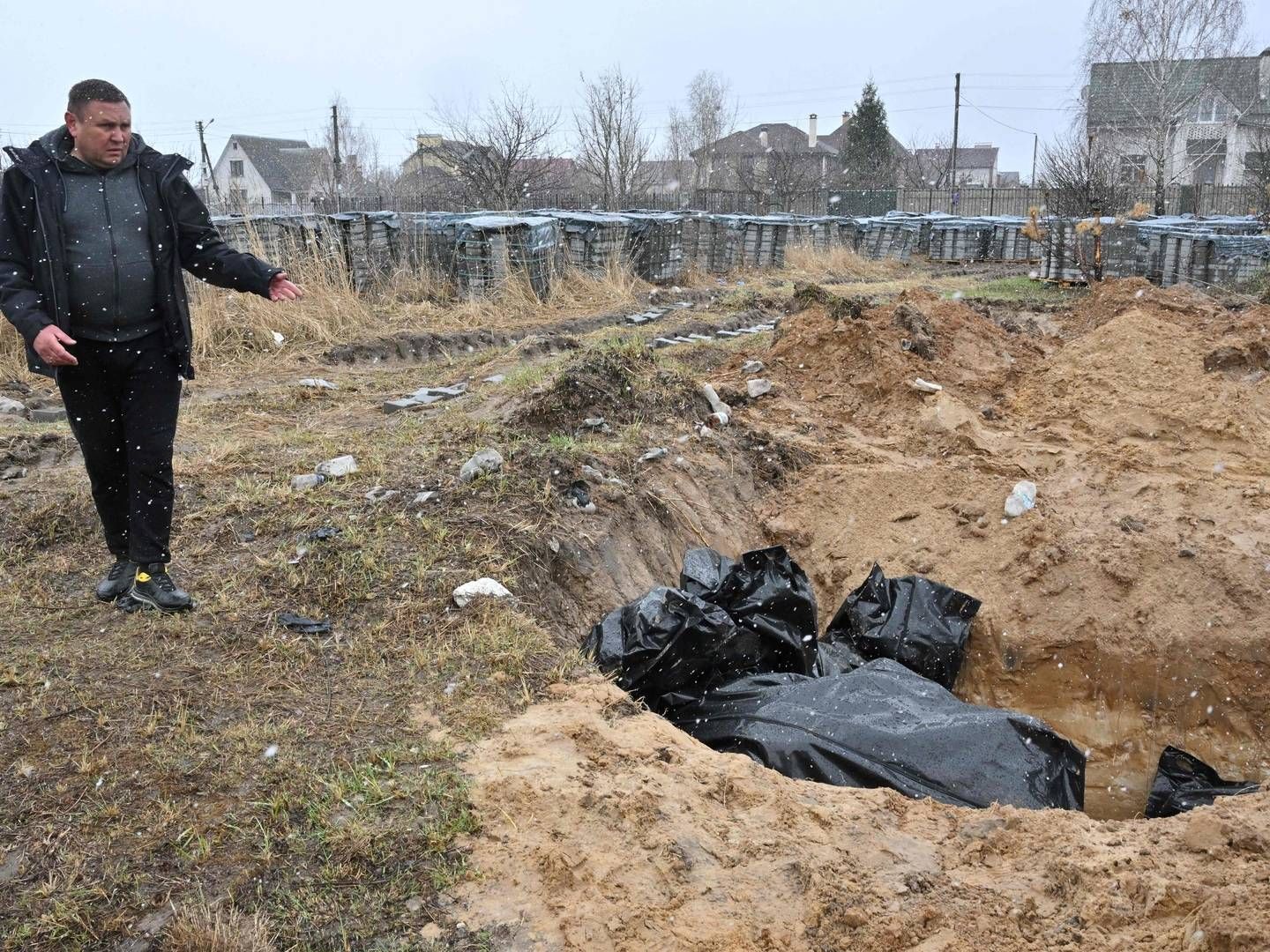 Billeder som dette, der viser en massegrav i byen Butja, har rystet EU's ledere, som nu vil indføre flere sanktioner mod Rusland. | Foto: SERGEI SUPINSKY/AFP / AFP