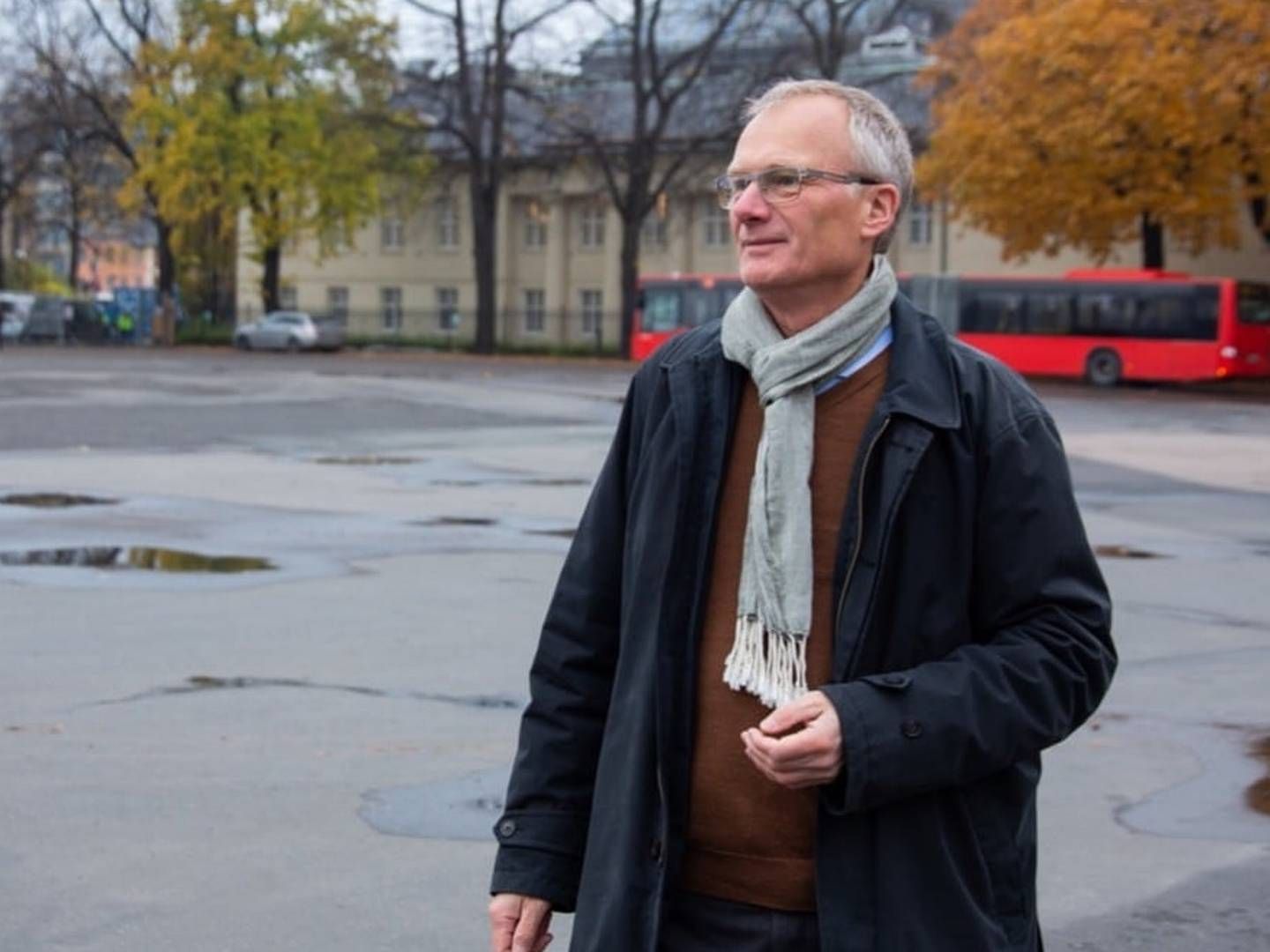 FORVANDLING: A5 er i dag en oppstillingsplass for busser. Kjell Kalland, administrerende direktør i Hav Eiendom, gleder seg til å utvikle prosjektet som vil gi arbeidsplasser, park og funksjoner som skaper aktivitet til Bjørvika sin vestside | Foto: Hav Eiendom