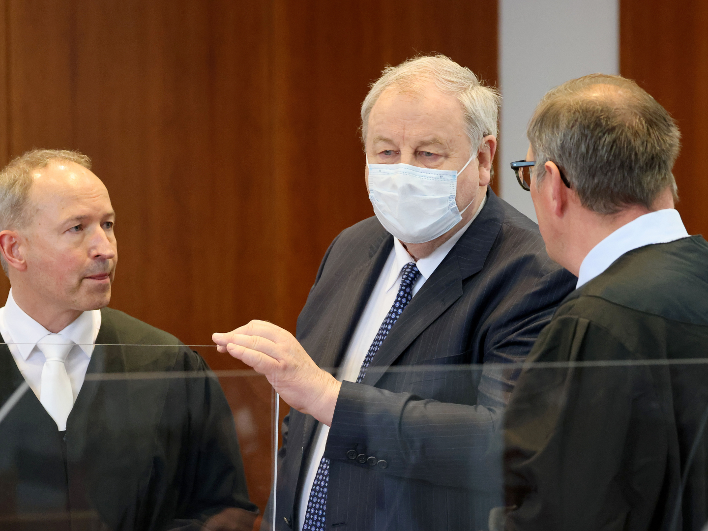 Hanno Berger (Mitte), Angeklagter, steht im Gerichtssaal neben seinen Anwälten Carsten Rubarth (rechts) und Martin Kretschmer (links). | Foto: picture alliance/dpa | Oliver Berg