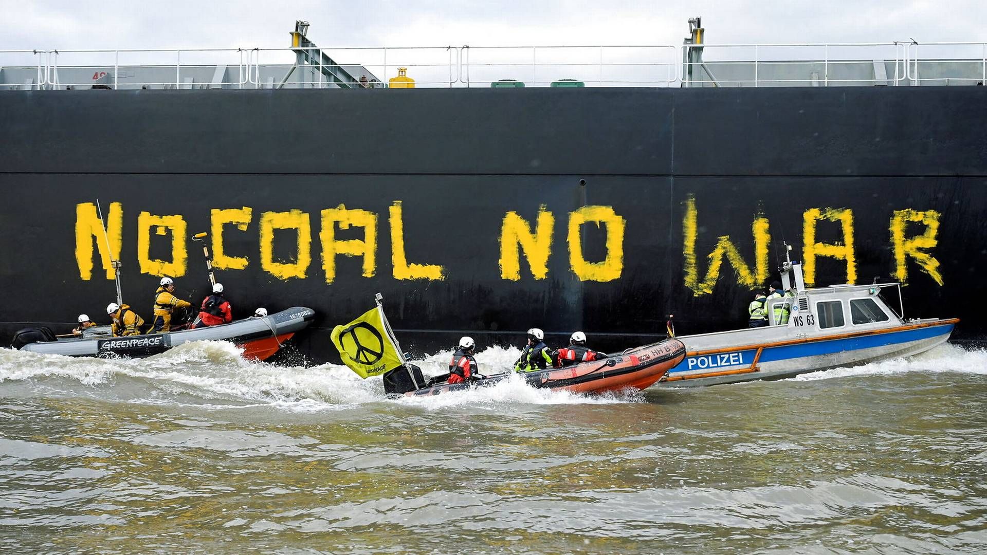 Aktivister fra Greenpeace i gang med at male et slogan på et russisk skib med kul på vej til havnen i Hamborg 4. marts. Arkivfoto: Fabian Bimmer/Reuters