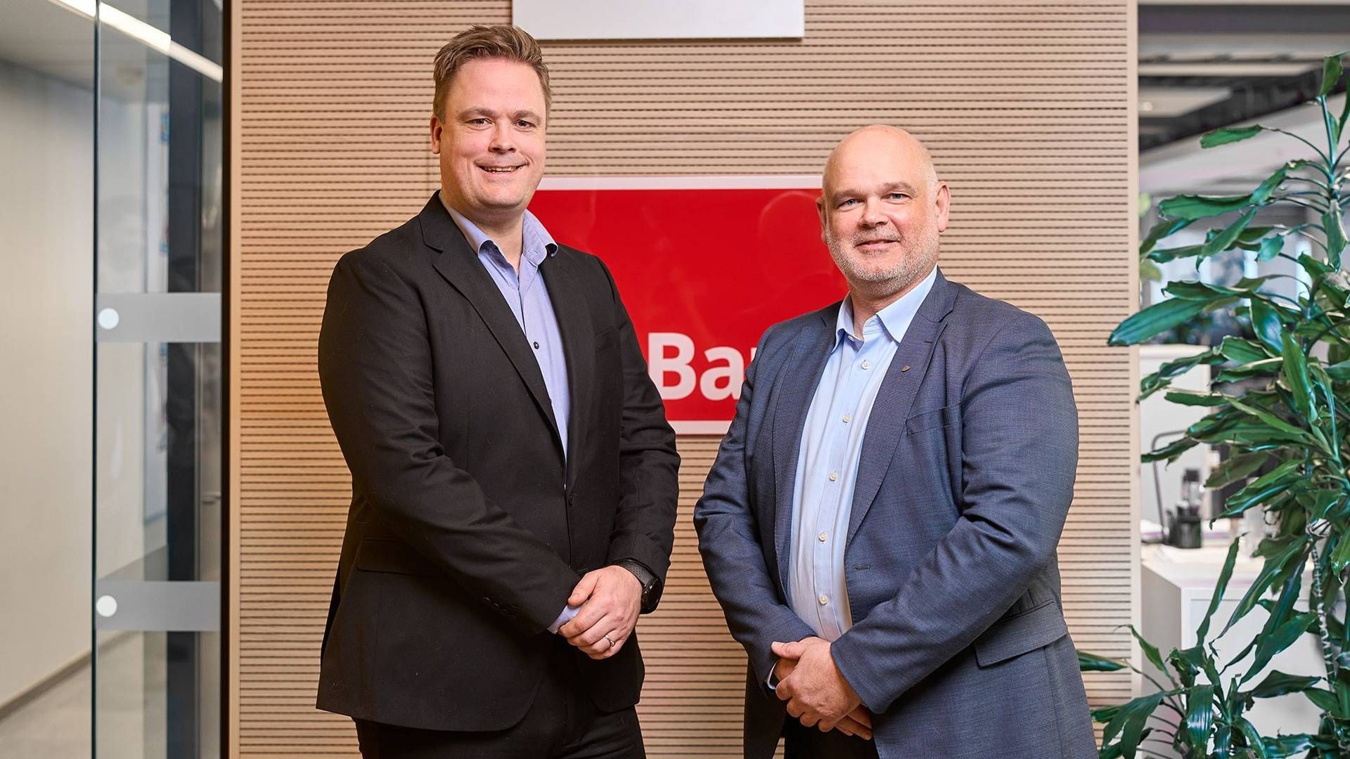 På bildet er (f.v.) Endre Jo Reite i BN Bank og Erik Nilsen i Skatteetaten. | Foto: Kristoffer Wittrup