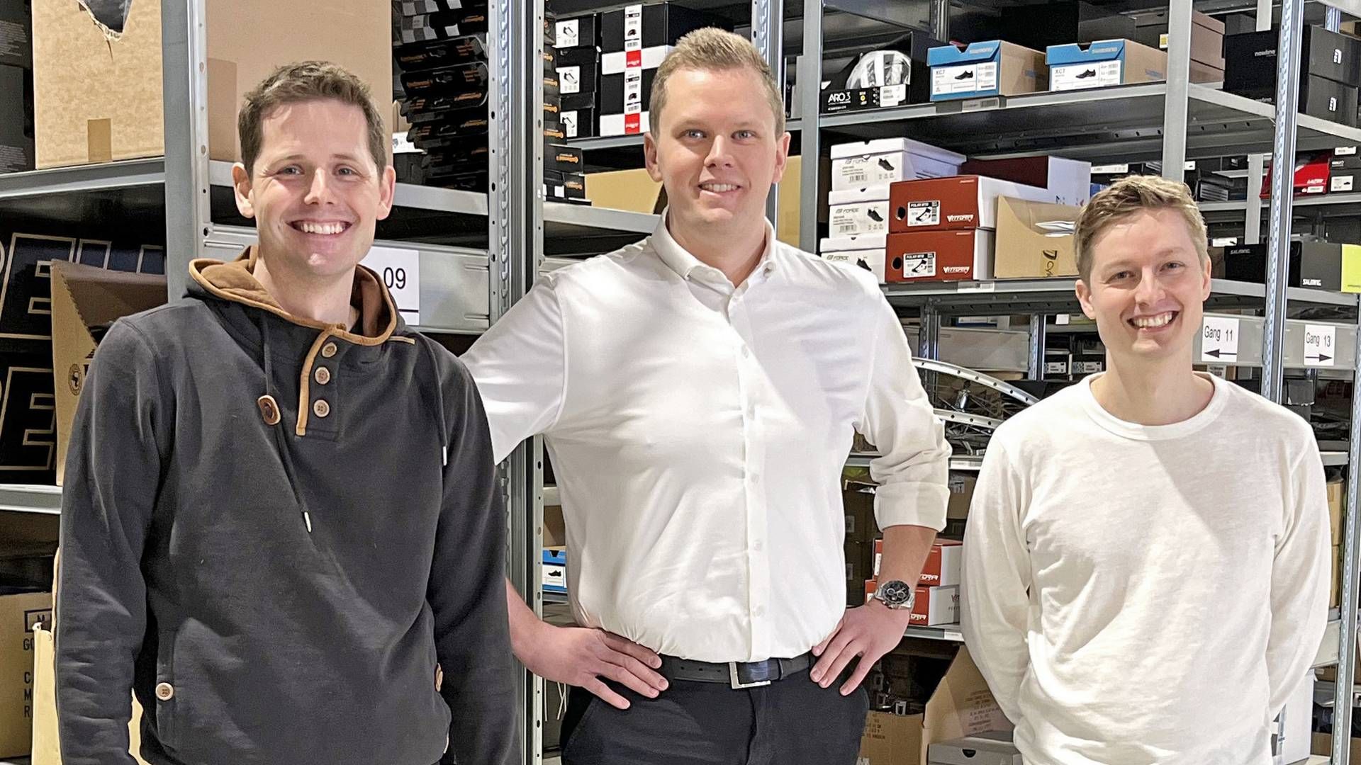 Kasper og Erik Buus Larsen, der har stiftet Cykelgear, ses her med Andreas Bang Nielsen (i midten), som fremover skal være direktør i selskabet. | Foto: Cykelgear/PR
