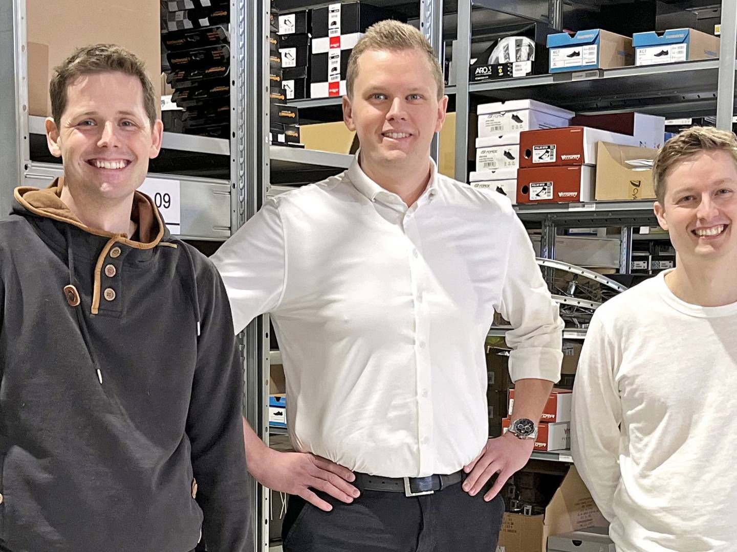 Kasper og Erik Buus Larsen, der har stiftet Cykelgear, ses her med Andreas Bang Nielsen (i midten), som fremover skal være direktør i selskabet. | Foto: Cykelgear/PR