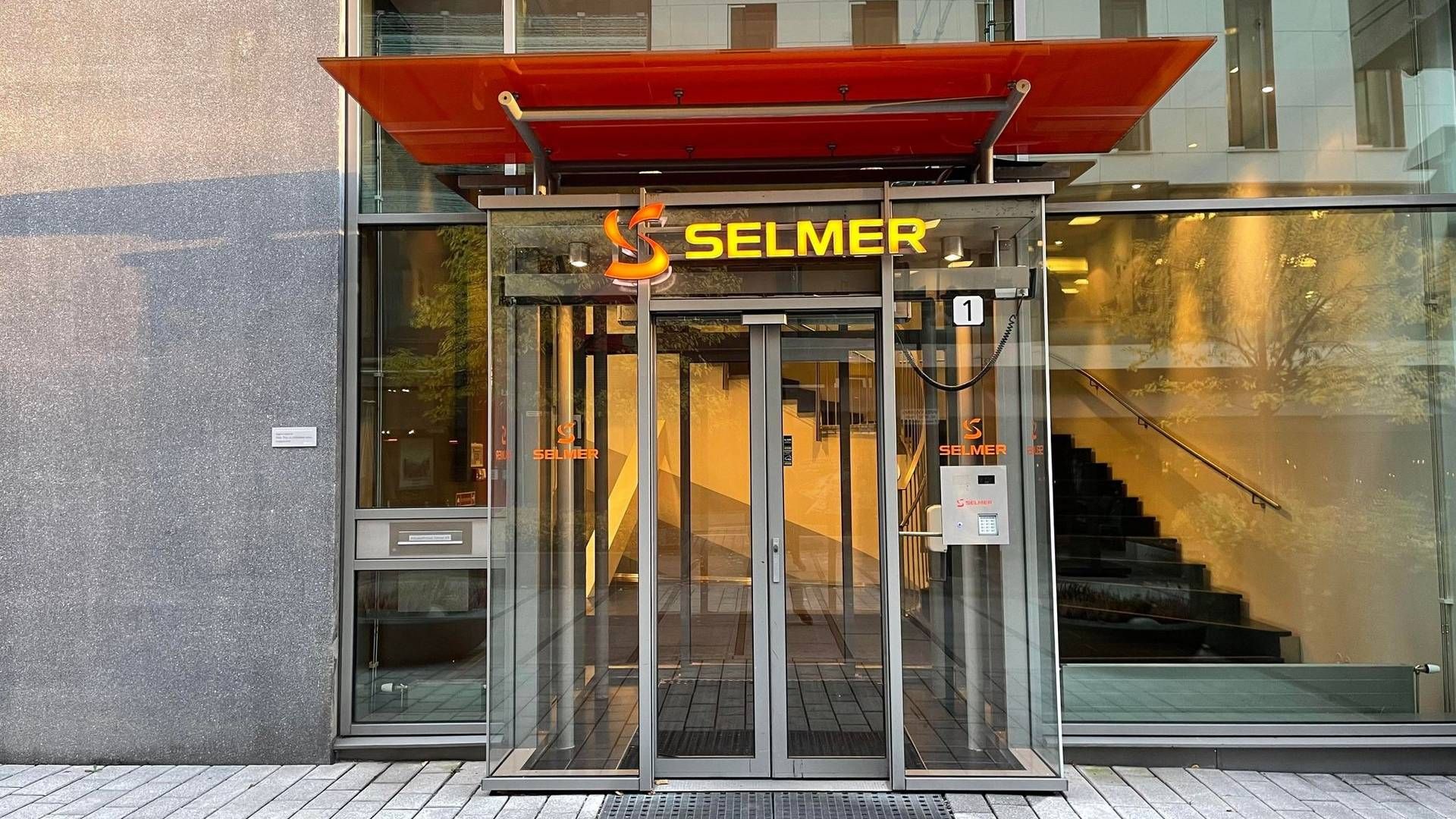 Utenfor Selmers kontorer på Tjuvholmen allé. | Foto: Stian Olsen
