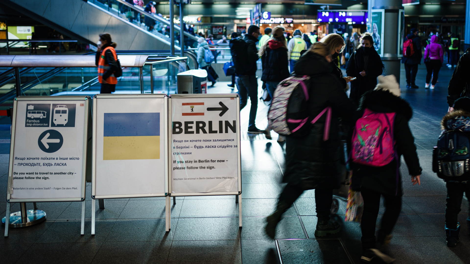 Flüchtlinge aus der Ukraine kommen am Berliner Hauptbahnhof an. | Foto: picture alliance / EPA | CLEMENS BILAN