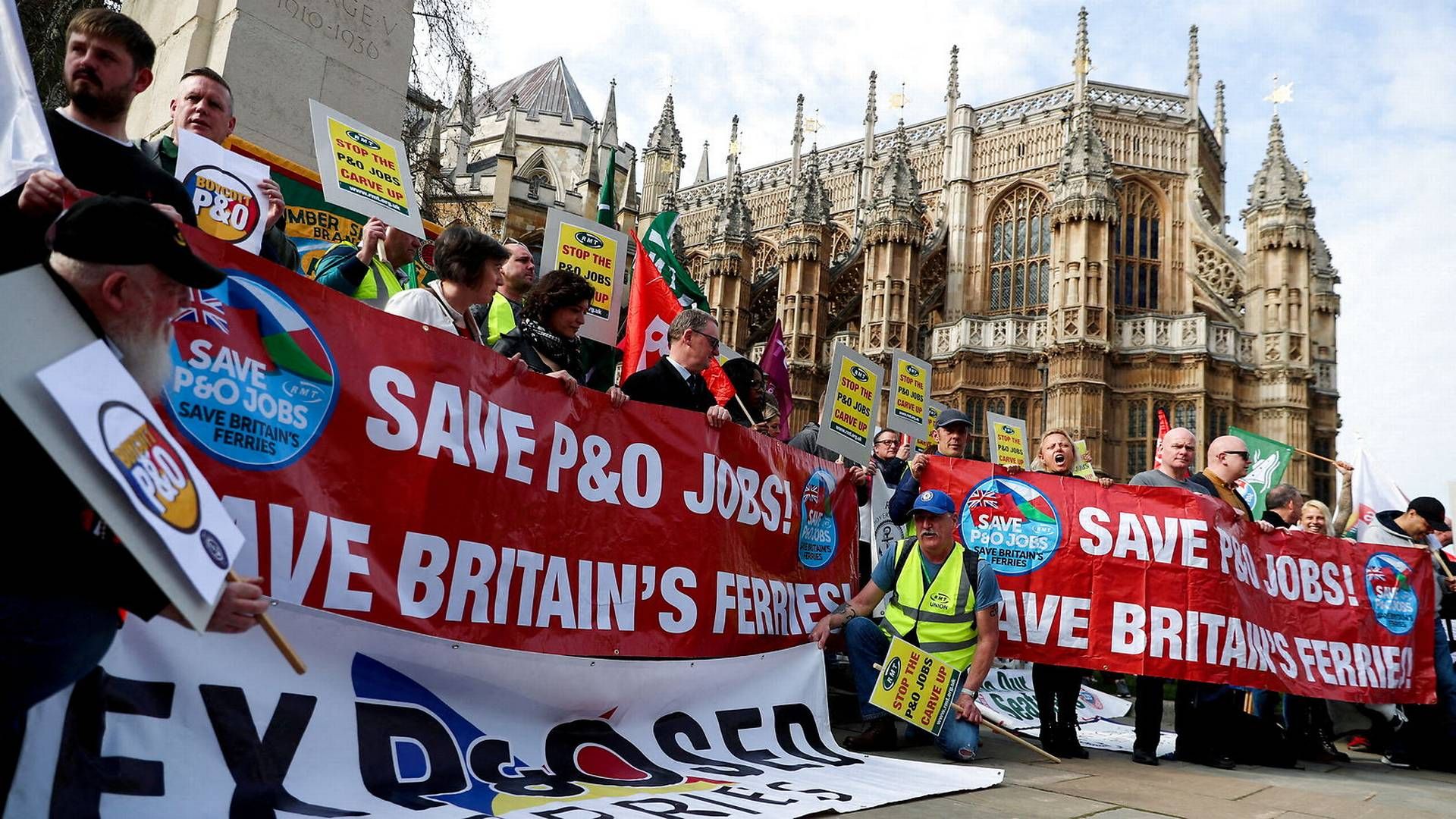 En demonstration mod P&O-fyringerne foran det britiske parlament i sidste måned. Fagforening lægger op til blokader af det britiske rederis færger. | Foto: May James/Reuters/Ritzau Scanpix
