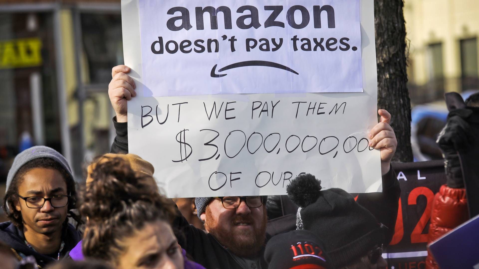 Amazon har i flere år været under kraftig beskydning for ikke at betale skat. Her et foto fra en demonstration i New York i 2019. | Foto: Bebeto Matthews/AP/Ritzau Scanpix