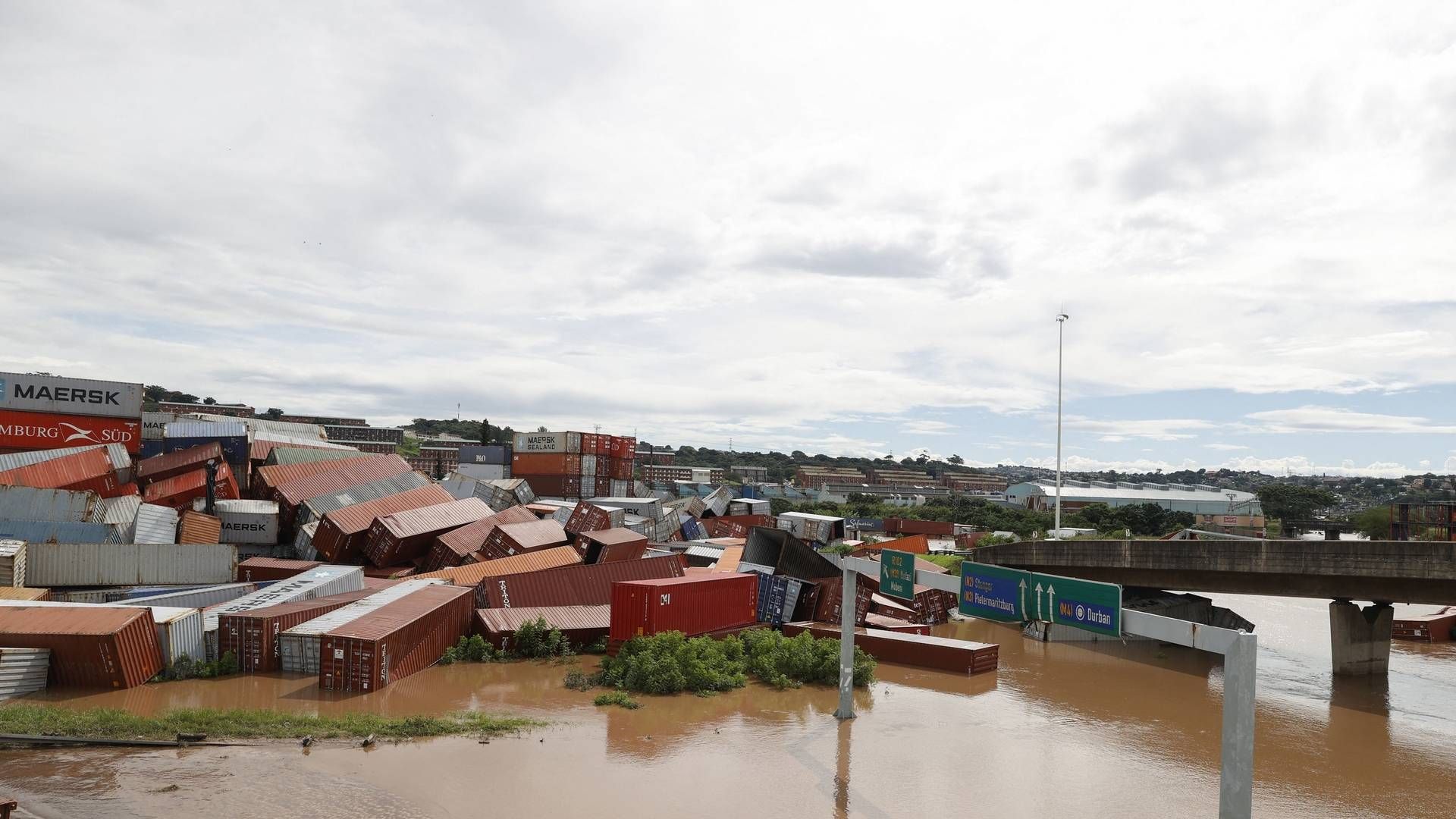 Containere der er væltet i et containerdepot i Durban Port, Sydafrikas største havn efter de største regnskyl i 60 år. (Photo by PHILL MAGAKOE / AFP) | Foto: (Photo by PHILL MAGAKOE / AFP)