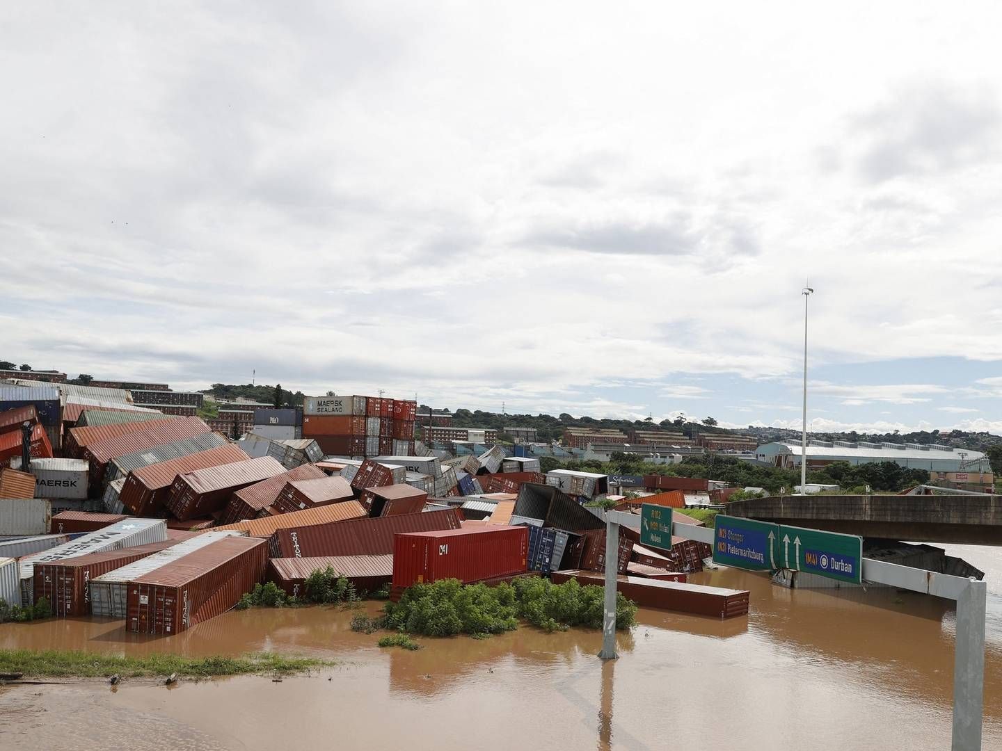 Containere der er væltet i et containerdepot i Durban Port, Sydafrikas største havn efter de største regnskyl i 60 år. (Photo by PHILL MAGAKOE / AFP) | Foto: (Photo by PHILL MAGAKOE / AFP)