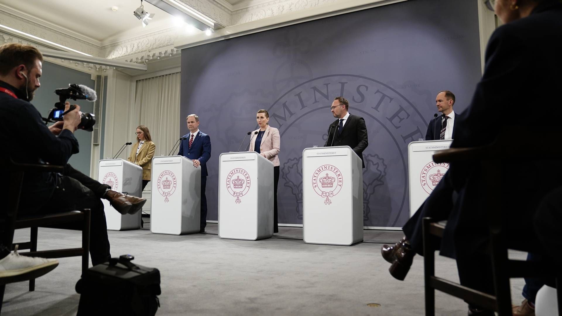 Fem ministre – fra venstre miljøminister Lea Wermelin, finansminister Nicolai Wammen, statsminister Mette Frederiksen, klima-, energi- og forsyningsminister Dan Jørgensen og skatteminister Jeppe Bruus – har tirsdag præsenteret forslaget "Danmark kan mere II"; som bl.a. har som ambition at gøre Danmark uafhængig af russisk gas og at skabe et mere grønt og sikkert Danmark. | Foto: Mads Claus Rasmussen/Ritzau Scanpix