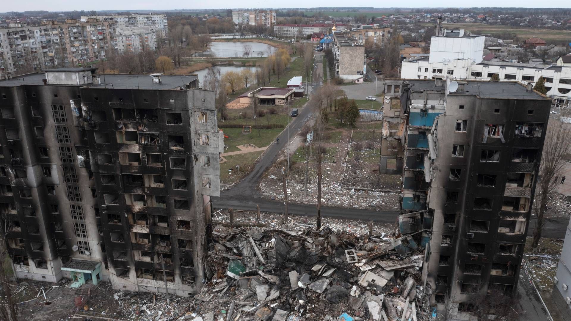 Russlands angrepskrig har påført Ukraina enorme økonomiske kostnader. Bildet viser en istykkerbombet boligblokk i Borodjanka, i nærheten av Kyiv, i begynnelsen av april. IMF venter at Ukrainas bruttonasjonalprodukt vil falle med 35 prosent i år. | Foto: Foto: Efrem Lukatskyj / AP / NTB