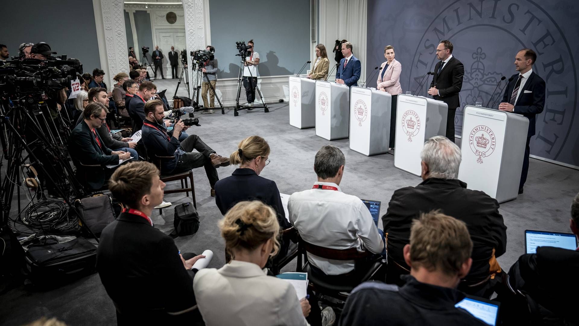 Statsminister Mette Frederiksen (S) flankeret af flere ministre til velbesøgte pressemøde tirsdag 19. april 2022, hvor regeringen præsenterede sit energiudspil. | Foto: Mads Claus Rasmussen