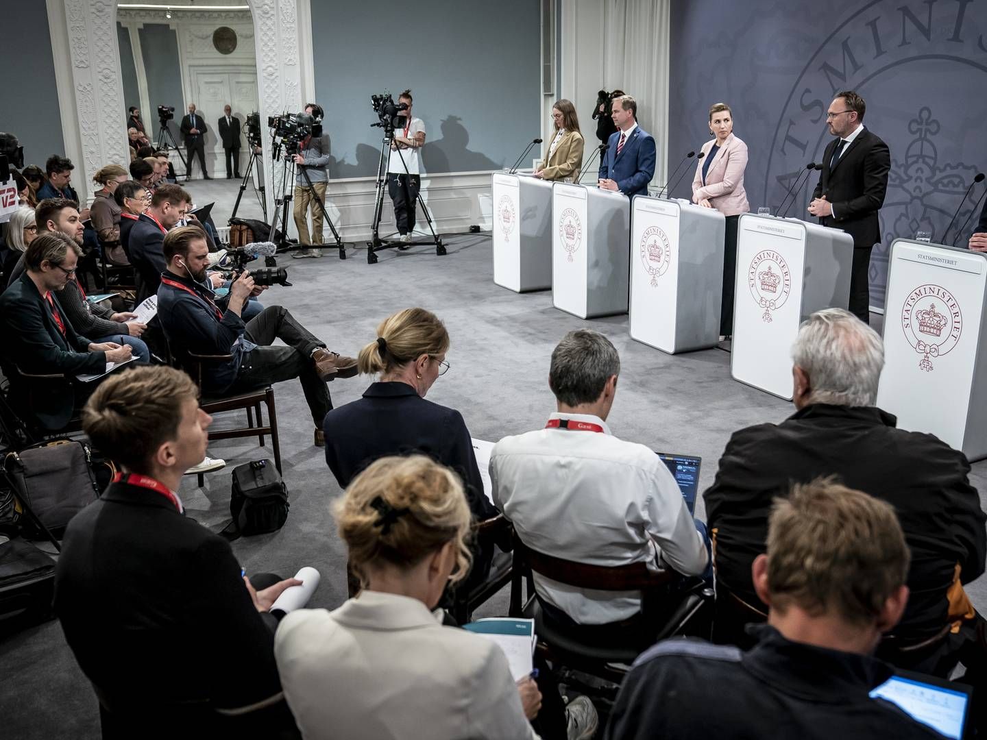 Statsminister Mette Frederiksen (S) flankeret af flere ministre til velbesøgte pressemøde tirsdag 19. april 2022, hvor regeringen præsenterede sit energiudspil. | Foto: Mads Claus Rasmussen