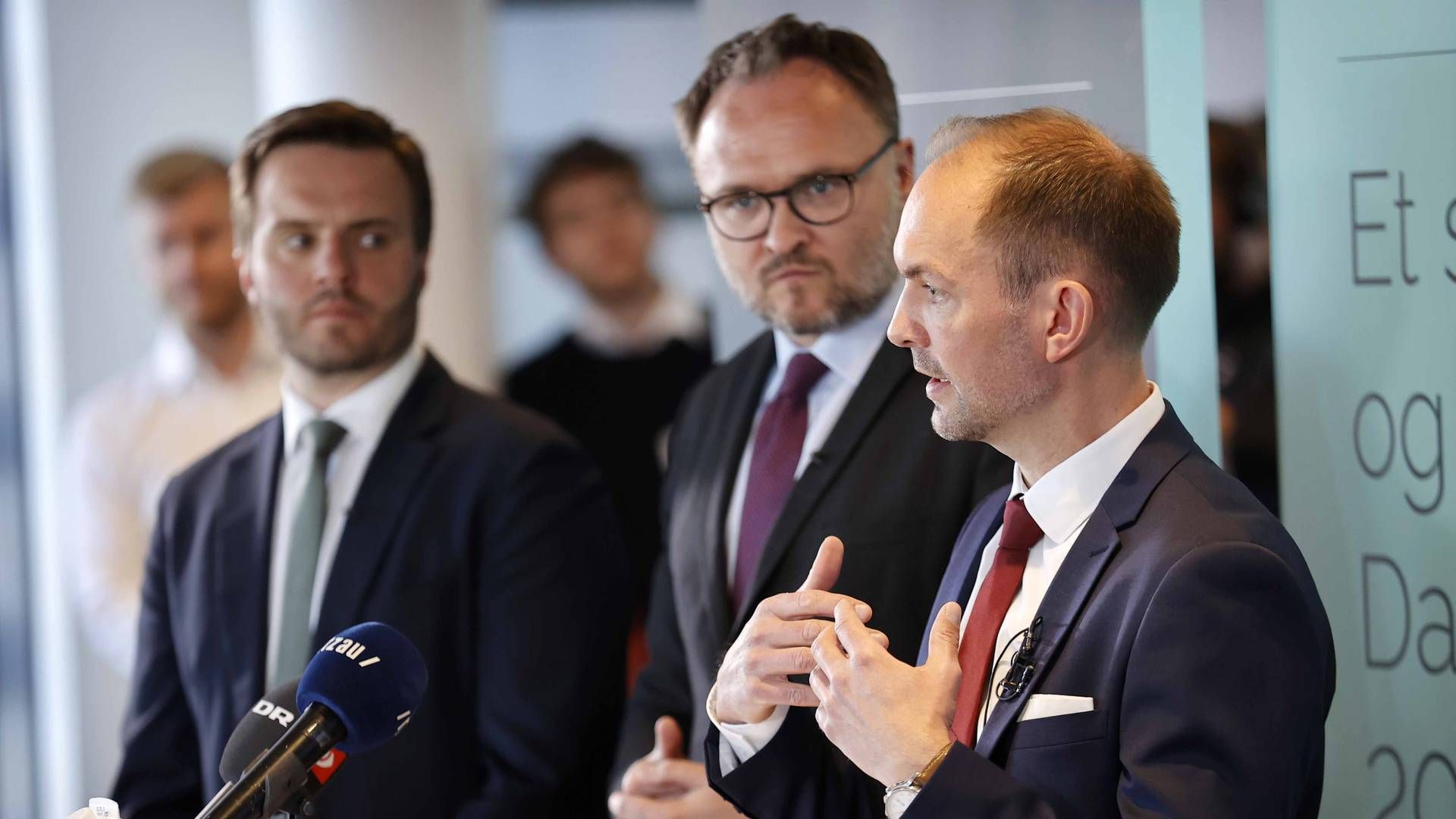 Erhvervsminister Simon Kollerup, klima-, energi- og forsyningsminister Dan Jørgensen og skatteminister Jeppe Bruus (S) fremlagde onsdag middag planerne for en fremtidig CO2-afgift. | Foto: Jens Dresling