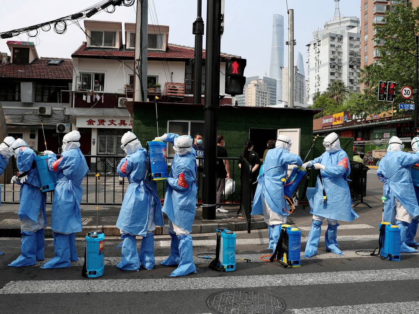 Myndighederne er i gang med at desinficere et distrikt i Shanghai, der i ugevis har været nedlukket på grund af corona-smitte. | Foto: CHINA DAILY/via REUTERS / X01745