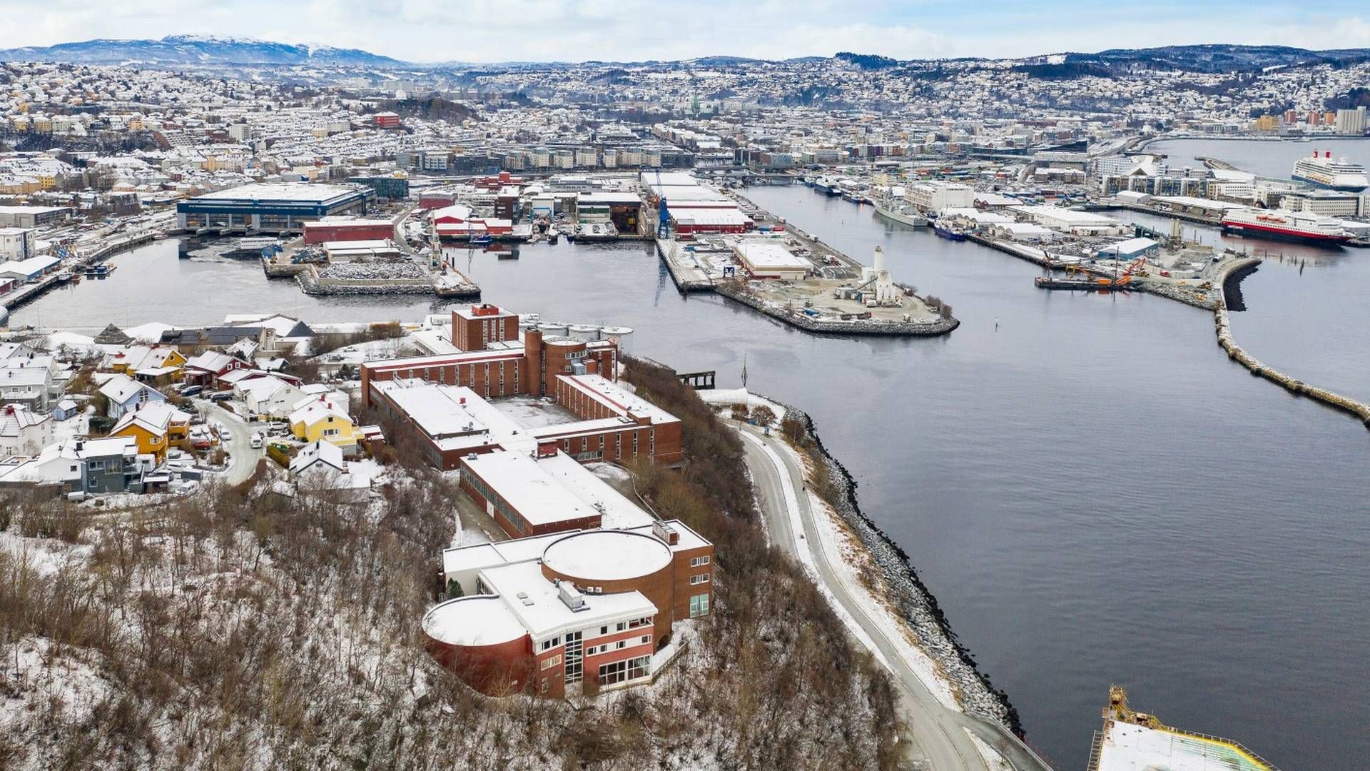 BLIR BOLIGPROSJEKT: Skolebygget kjent som Ladejarlen ligger i Nyhavna i Trondheim. Nå har tre boligutviklere gått sammen for å kjøpe eiendommen. | Foto: Eiendomsmegler 1 Næring