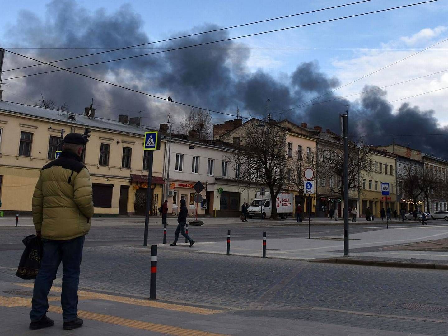 Mørk røg stiger op efter et luftangreb i den vestukrainske by Lviv den 18. april 2022. | Foto: Yuriy Dyachyshyn/AFP/Ritzau Scanpix
