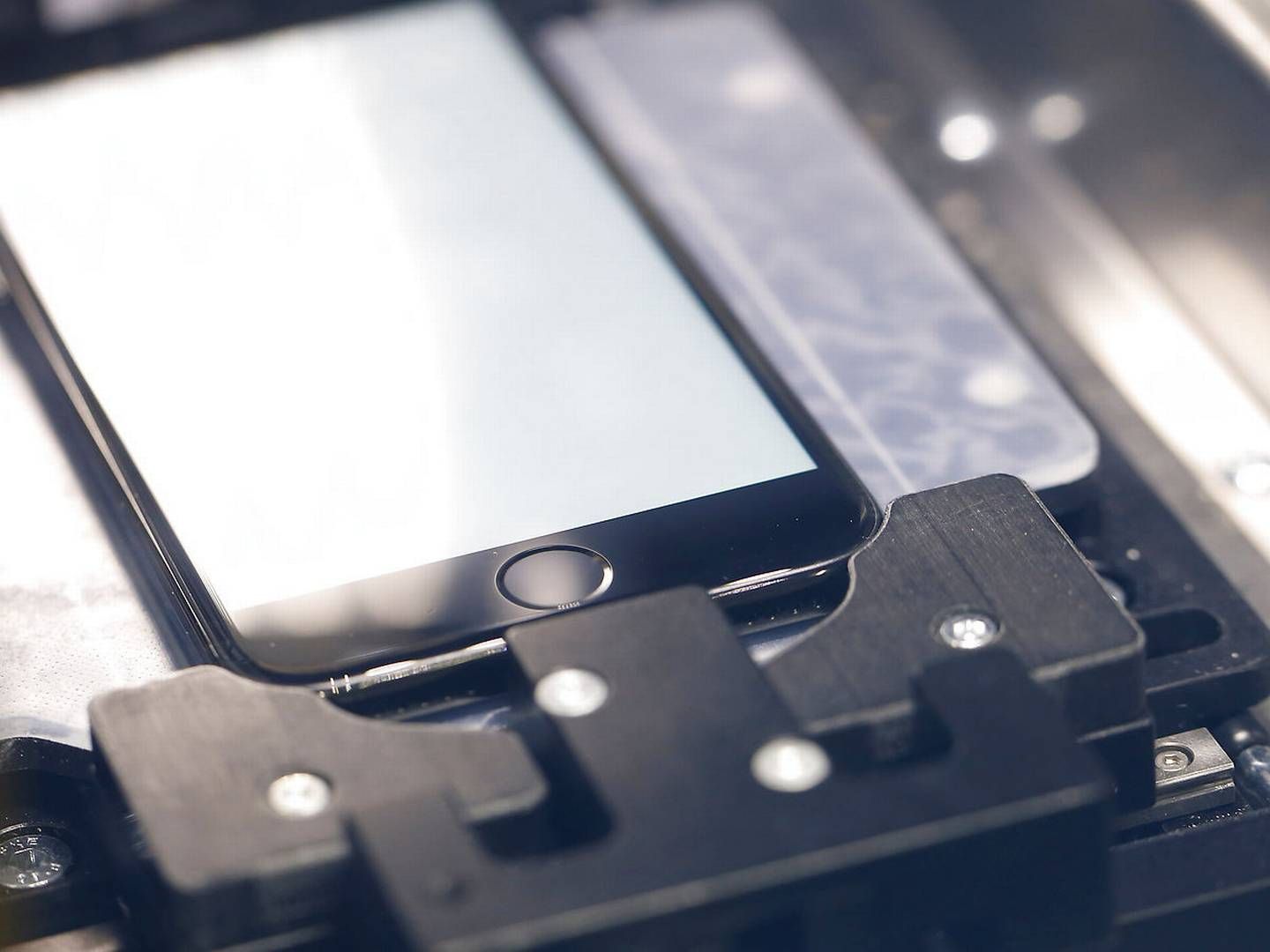 En iPhone gennemgår reparation i en særlig maskine hos Apple. | Foto: Stephen Lam/Reuters/Ritzau Scanpix