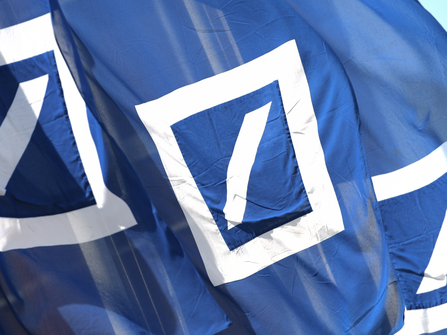 Fahnen mit dem Logo der Deutschen Bank. | Foto: picture alliance/dpa | Arne Dedert