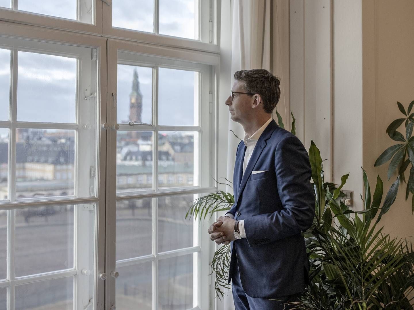 Karsten Lauritzen holdt som skatteminister i 2018 et pressemøde, hvor han anklagede Bech-Bruun for inhabilitet. | Foto: Miriam Dalsgaard