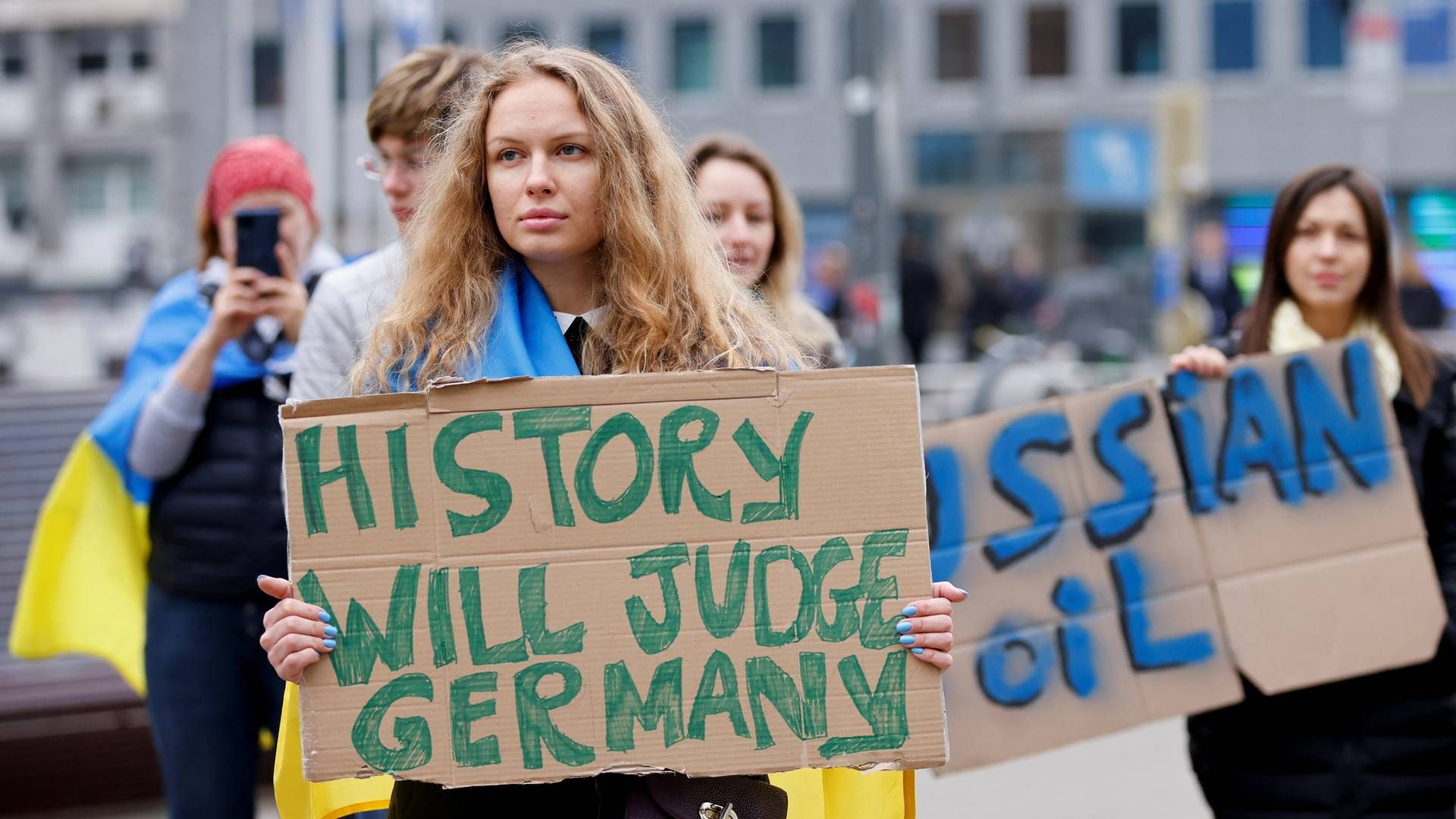 Aktivister demonstrerer foran EU-rådets bygning i Bruxelles for at få EU til at lægge sanktioner på russisk olie og gas på grund af Ukraine-krisen og klimasagen. | Foto: JOHANNA GERON/REUTERS / X07006
