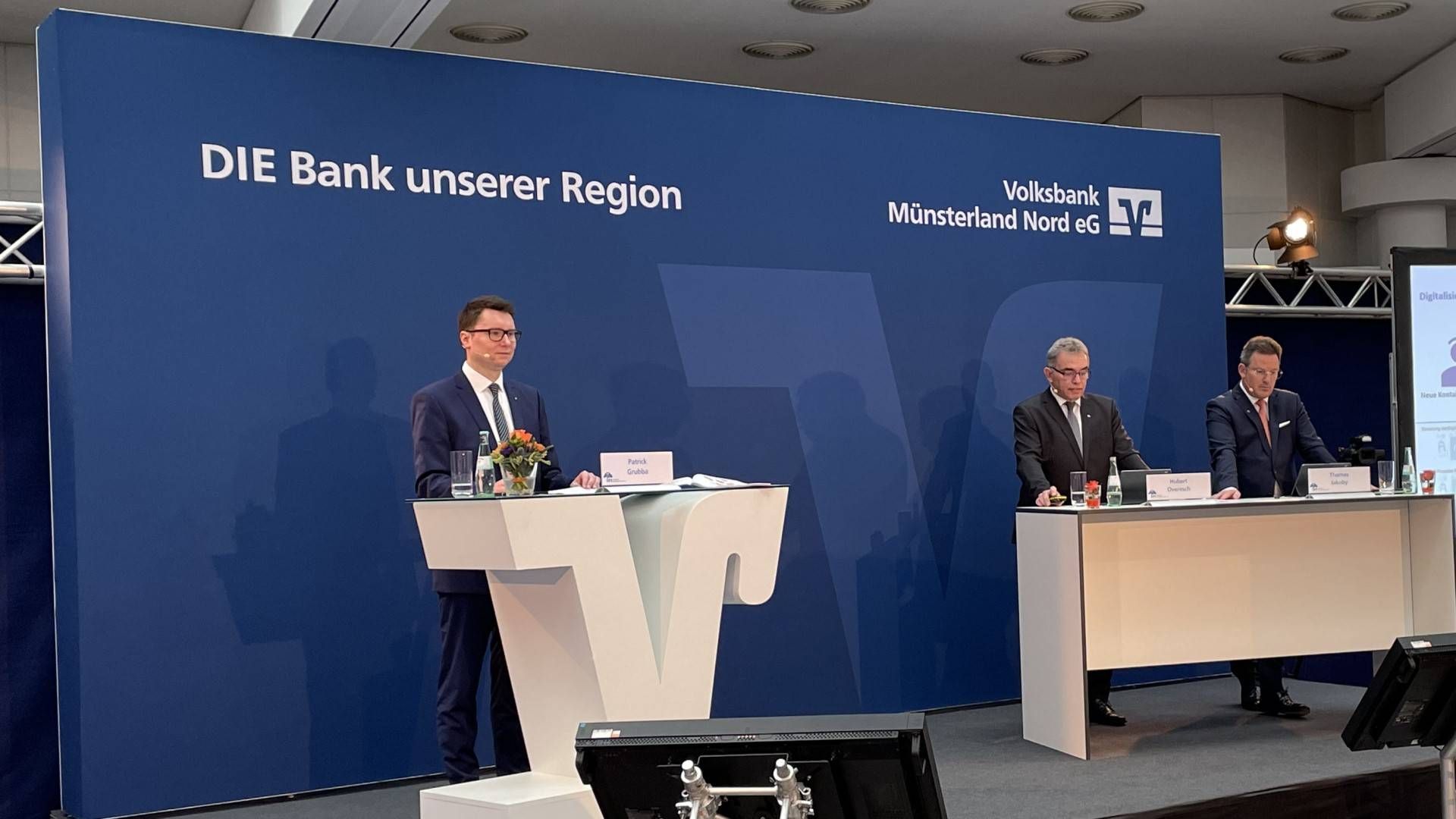 Pressesprecher Patrick Grubba und die beiden Vorstände Hubert Overesch und Thomas Jakoby (v.l.n.r.) | Foto: Volksbank Münsterland Nord