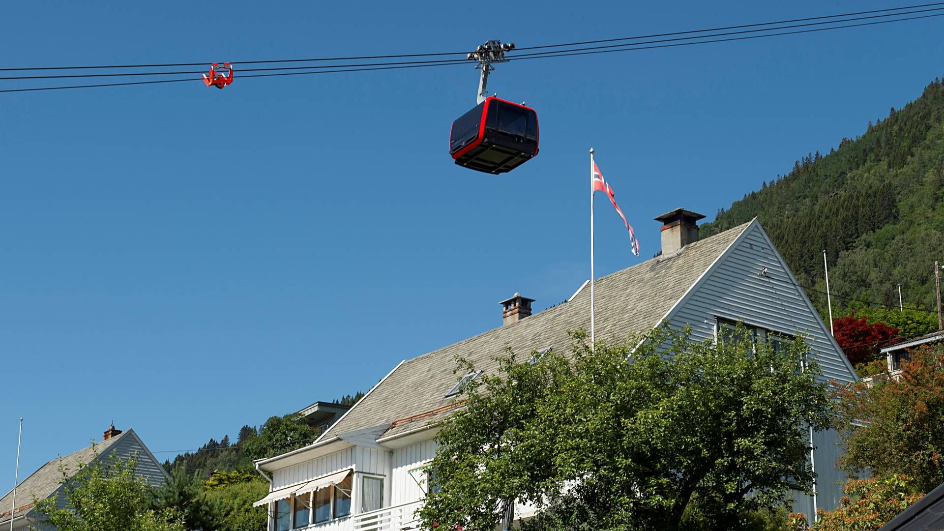 VOSS: Den nye gondolbanen på Voss. Noen hus får de 9 gondolene rett over hustaket. | Foto: Marit Hommedal / NTB