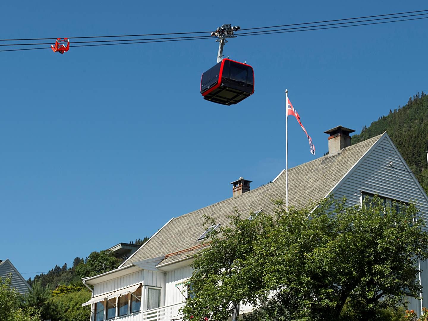 VOSS: Den nye gondolbanen på Voss. Noen hus får de 9 gondolene rett over hustaket. | Foto: Marit Hommedal / NTB